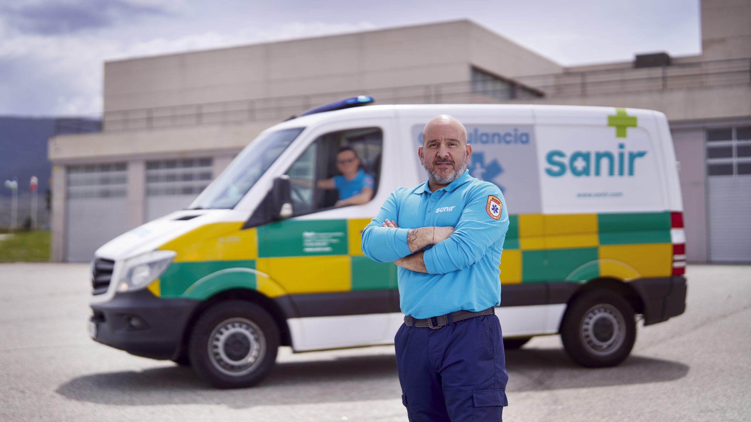 Uniforme y ambulancia para Sanir